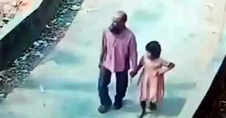 বাবু শেখের সঙ্গে শিশু ইরা